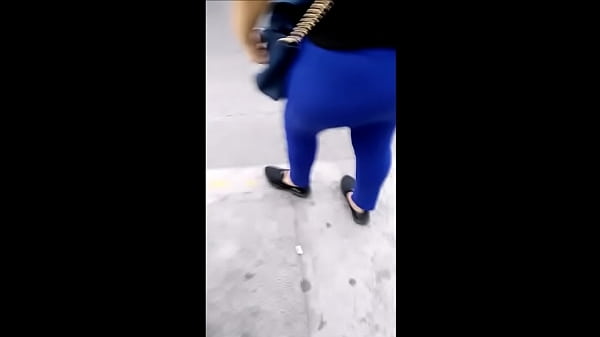 culo de gorda en leggins azules  
