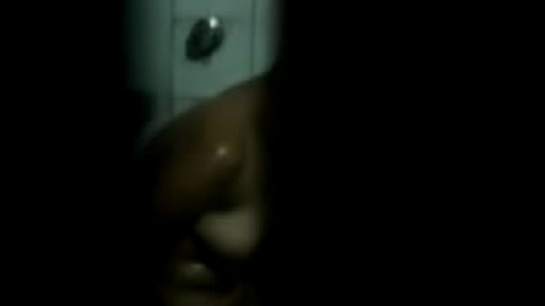 Espiando a mi cu&ntilde;adita en &eacute;l ba&ntilde;o