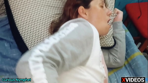 Curious Goddess - gr&aacute;vida gostosa bunda grande de meias brancas fodendo sua buceta mostrando seu cu vendo ela mamando cacete