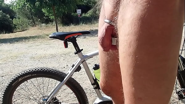 vtt nu avec des poids aux couilles