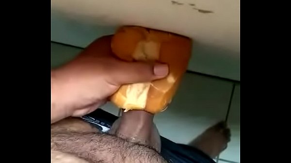 Comendo um p&atilde;o gostoso demais