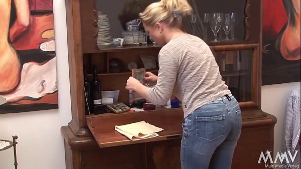 Erst putzt die Frau die M&ouml;bel - danach wird sie gev&ouml;gelt