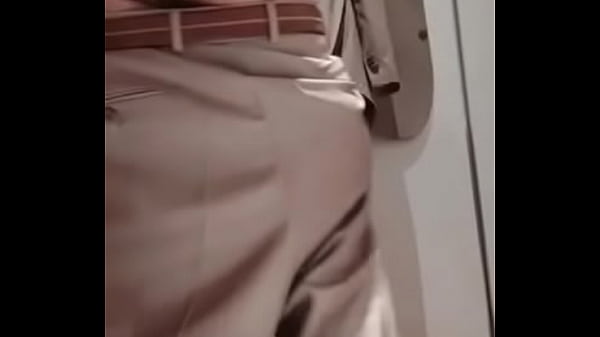 En los ba&ntilde;os, buscando acci&oacute;n.