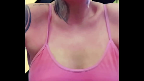 Eu toda suada at&eacute; buceta escorrendo e louca de tesao na academia chamei minha amiga pra vim tomar banho comigo no vesti&aacute;rio .(Se pagamos ali mesmo publico)