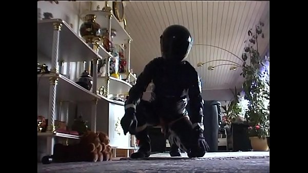 Roxina2000BlackRubberRiderCumming060800.WMV  