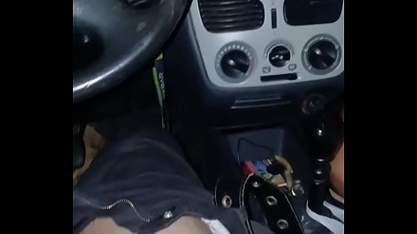 Parei o carro e ela tirou meu pau para fora e chupou e tentou engolir at&eacute; que v&ocirc;mitos encima dele