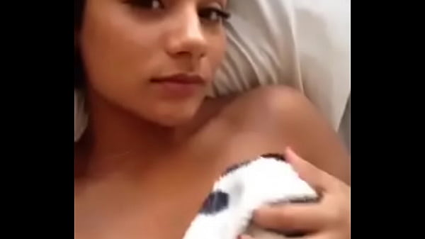 su esposa despertando y se masturba  