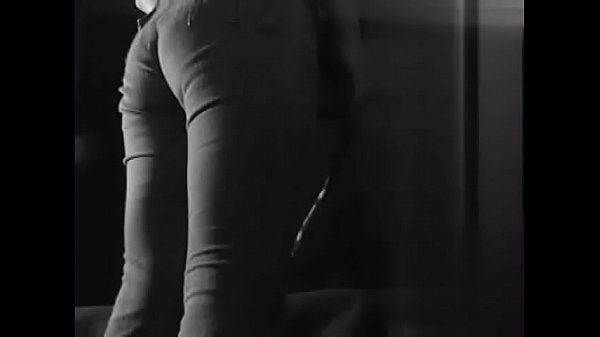 usando jeans y quitandomelos - wearing jeans and taking them off  