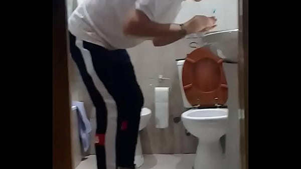 Padre se encuentra a su h. masturbandose