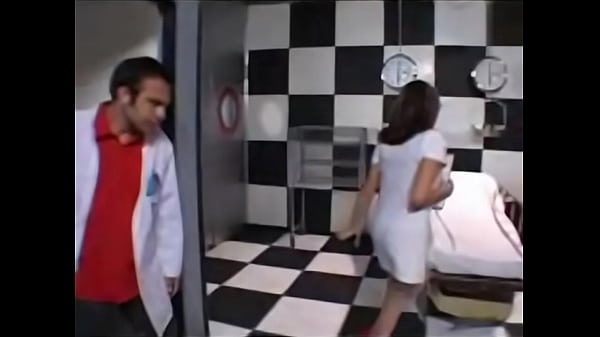 Doctor hace una broma y llama a la enfermera tetona para luego caliente