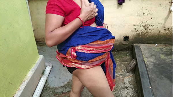 सौतेली माँ को आँगन पेशाब करते देखा फिर जल्दबाजी में चोदा  