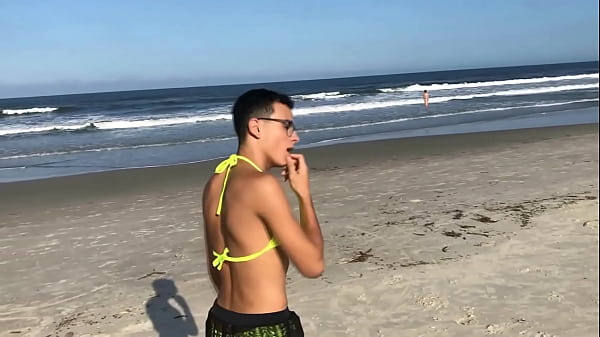 Loira e morena de biqu&iacute;ni na praia safadas