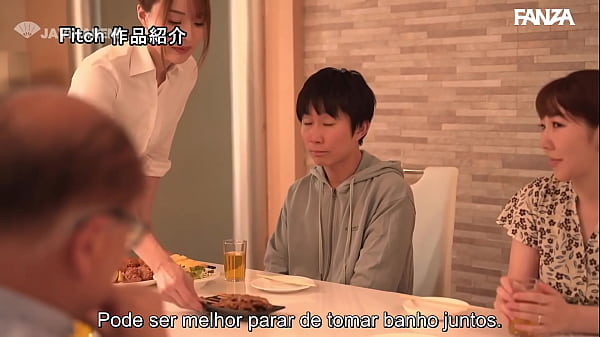 M&atilde;e perde a no&ccedil;&atilde;o com o filho do vizinho e acaba descoberta