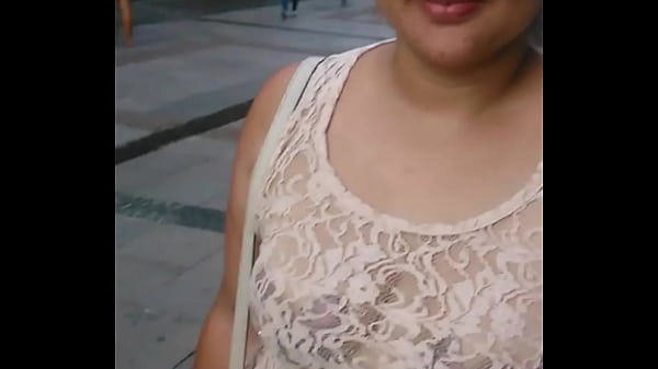 Camisa transparente na principal rua comercial em Campinas  