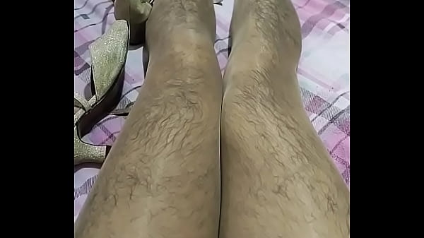 Riqu&iacute;sima travesti desnuda, en zapatillas y mis pantimedias