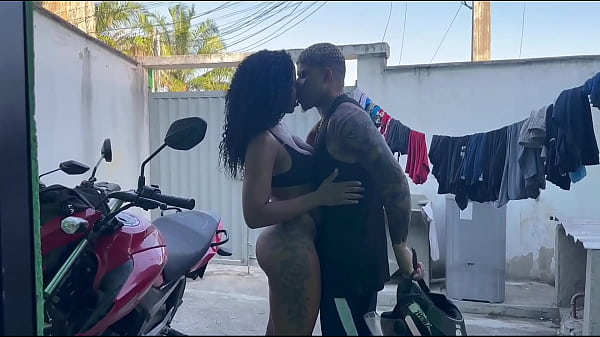 Cheia de tes&atilde;o seduzi o motoboy e ele me fudeu gostoso 