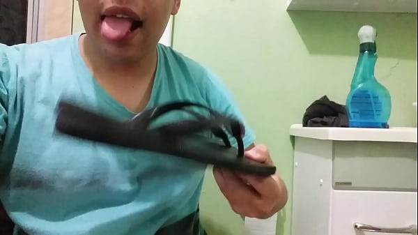 Hoje eu estava sozinho na casa dele e ent&atilde;o ele tinha sa&iacute;do mais saiu com outro cal&ccedil;ado e deixou o chinelo em casa ent&atilde;o aproveitei muito!