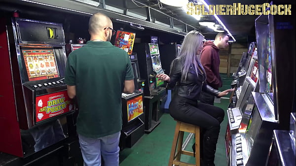 Ashley Grey se esta quedando sin credito en este raro casino, asi que aprovecha y obtiene sexo a cambio de mas credito  