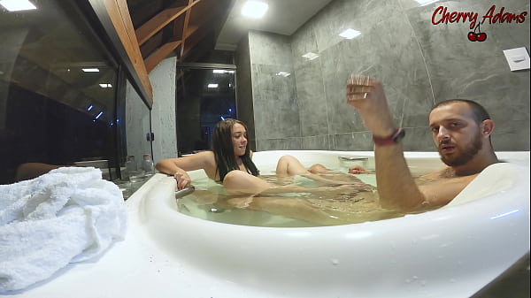 UNDERWATER FOOTJOB - Usei Meus P&eacute;zinhos Pra deixar o Pau Dele Duro... Vers&atilde;o Curta 