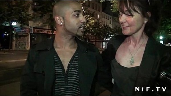 French mature doing a sextape gets banged by a guy from the street