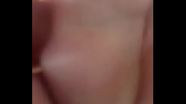 Mamando o pauzudo e tomando no cu com camisinha feminina