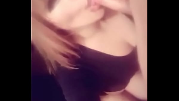 MI AMIGA ME LA CHUPA EN EL SALON DE CLASES