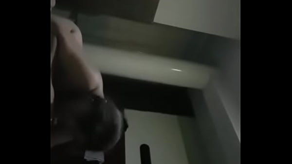 encontre a mi tia desnuda en el ba&ntilde;o y se lanzo acerme sexo orall