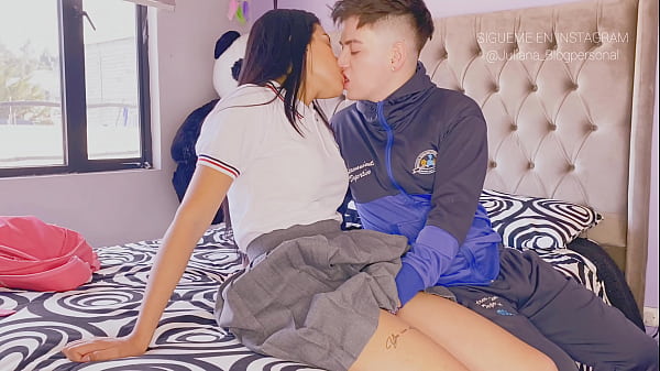 Hermosa joven colegiala cogiendo rico con su novio de la escuela despu&eacute;s de clases  