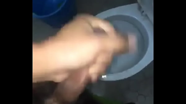 C&ocirc;ng an việt nam sục cu toilet  