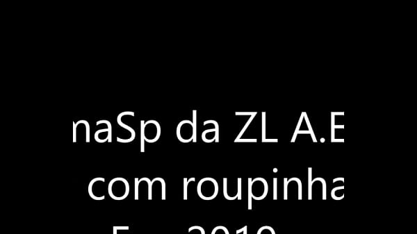 Uma punheta rapidinha vestida com a roupinha da esposa 
