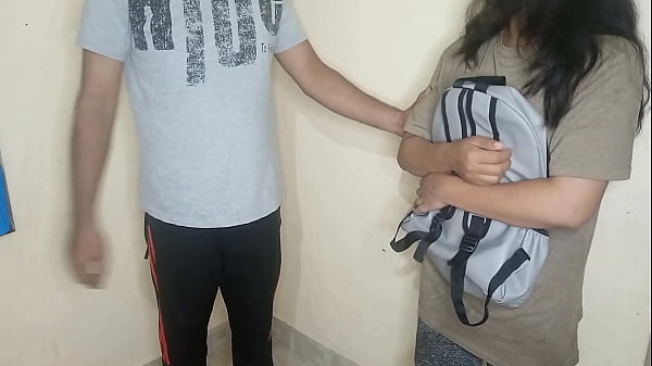 कॉलेज पढ़ने वाली लड़की पैसे के लिए मकान मालिक से चुद गयी