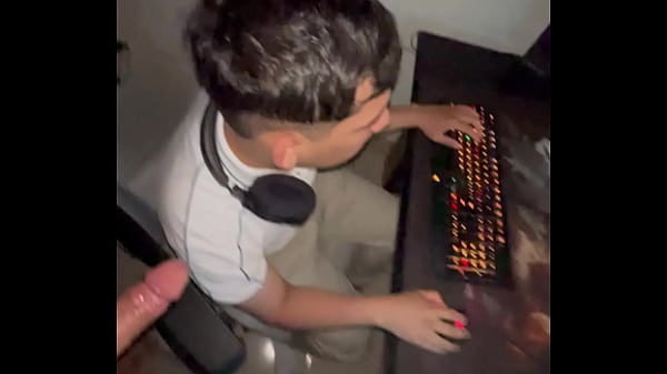 Le chupo el pene a mi amigo bisexual y me folla mientras juego league of legends( terminamos en la cama / porno gay peruano)