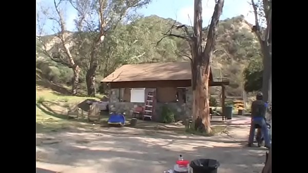 Ragazza nera carina sbattuta da un branco di maniaci bianchi  