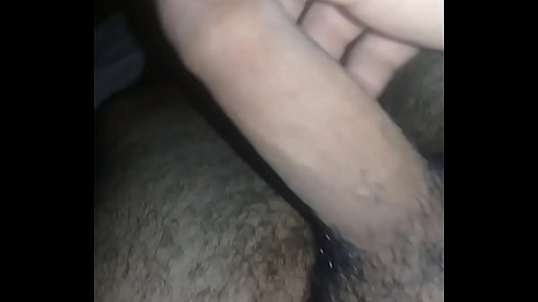 Roludo exibindo sua rola batendo uma