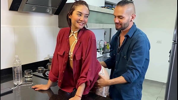 Llego muy cachondo del trabajo y me follo a mi novia en la cocina