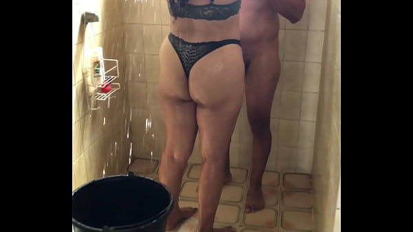 La hijastra mueve muy bien el culo hasta hacerlo venir