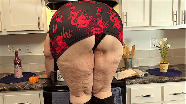 Fat ass white milf showing off ass in public