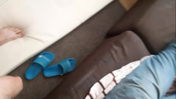 Mama ze swoim kolegą w ł&oacute;żku A syn robi jej plac&oacute;wkę 