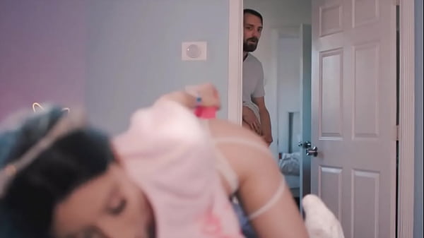 J'attrape ma demi-soeur en train de lui mettre un gode dans le cul 