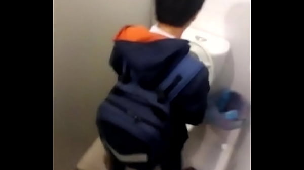 Quay l&eacute;n sinh vi&ecirc;n đi t&egrave;