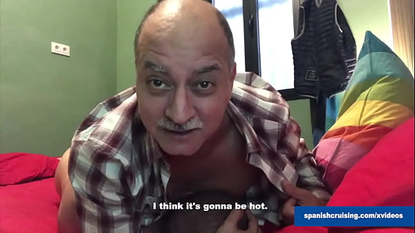 Macho caliente pre&ntilde;ando a un esclavo