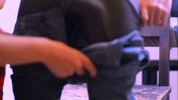 La madrastra de su amiga era una mujer muy atractiva y siempre que iba a su apartamento, sent&iacute;a que estaba entrando en un lugar prohibido y emocionante. 