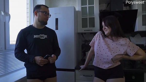 Соседка грубо трахает парня, он обкончал от её руки весь стол 