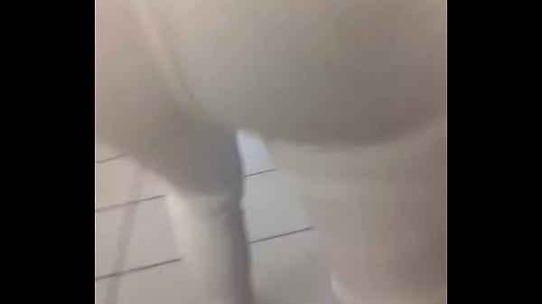 Madura pantalon blanco y tanga roja