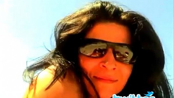 Chupando el pollon de mi esposo en la playa