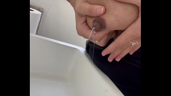 Ajudei minha amiga antes da gravar a tirar Leite de seus peitos lindos ' lacta&ccedil;&atilde;o da novinha ' tomei o leite de peito