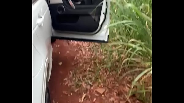 Bucetuda de perna aberta no carro esperando para ser fodida