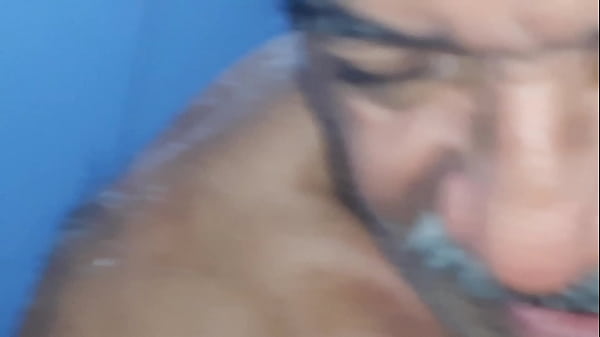 Paiz&atilde;o Dotado Arrega&ccedil;ando o Neg&atilde;o 