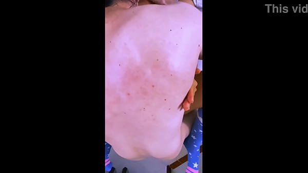 La hermanastra sonri&oacute; al ver al hombre desnudo en la sala del apartamento, sabiendo que ten&iacute;a una noche intensa por delante.