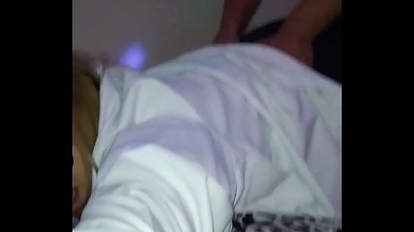 Le parto el culazo a mi novia en filo de cama.